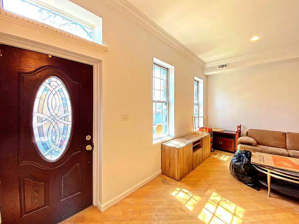 $1,200 / 4br - 4 Rooms Available in a Massive House with a Private Backyard (Brooklyn)64033457887617122