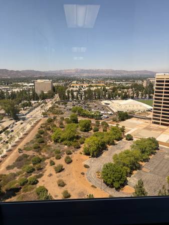 $1.795 / 170 pies² - Oficina privada con ventana y espacio compartido en alquiler - $1.795 por mes (Woodland Hills)63368760000769123