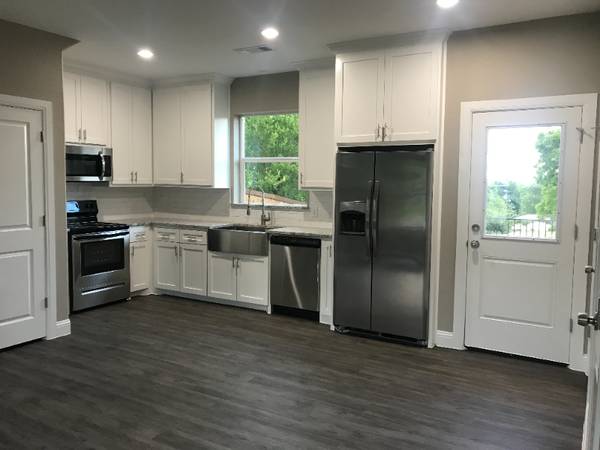 $1350.00 / 2br - 10355ft2 - 2 habitaciones 2 baños con sala, cocina y patio trasero63656583491843123