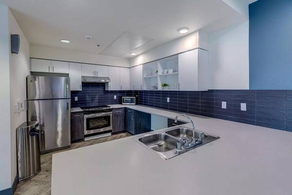 $2,062 / 2br - 1012ft2 - Excelentes comodidades, planos de piso espaciosos y lavadora/secadora en la unidad! (Seattle)63688278022147120