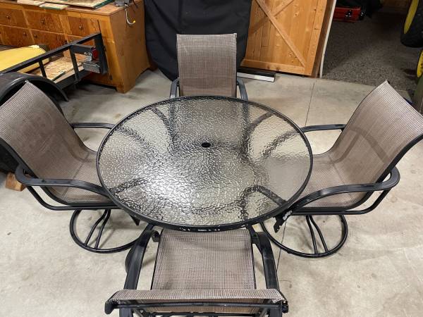 Outdoor Patio Table/Chairs 1