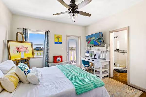 $3500.00 / 3br - 1697ft2 - 3 bedroom, 3 private bathrooms and balconies, short walk to the beach63812507285123121