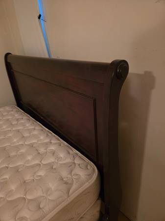 Queen size sleigh bed 1