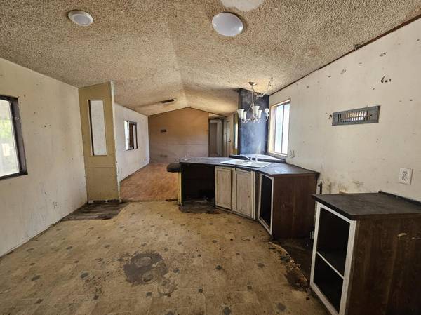 $24,995 / 2br - 🏡 Affordable 2 Bed / 2 Bath Fixer-Upper in Quiet Family Park (Cottonwood Oaks Mobile Home Community)63972527646594124