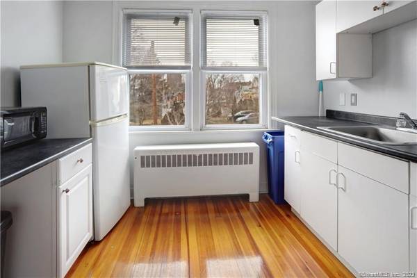 $1,700 / 1br - 850ft2 - Bright Corner 1 Bed in Secure Building w/FREE Heat & HW + Laundry! (New Haven)64010164253955120