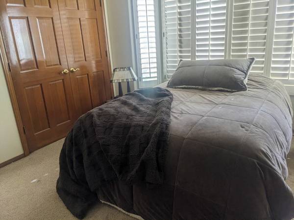 $1,095 / 1br - Mansion in Gated Community Room Available - Country Club living :) (Palm Desert)63758591728003124