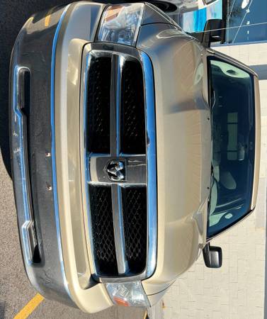 Camioneta Ram Pickup: 2011 Dodge Ram 1500 SLT Quad Cab 4WD - $13,500 (Gurnee)63618732807811123
