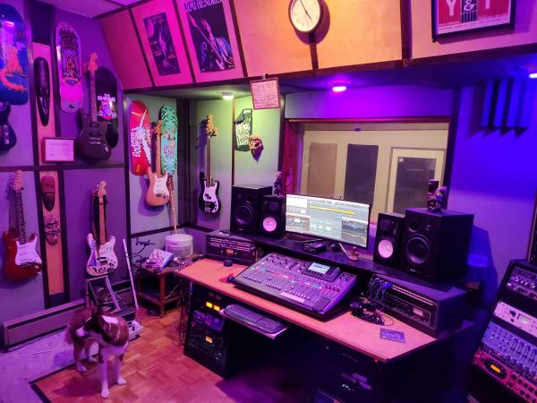 Professional Mastering at a affordable price. Major and  independent label credi 1