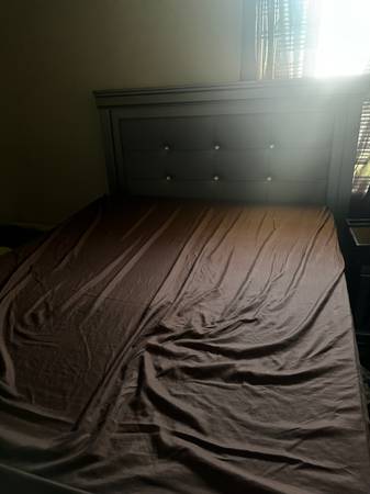Queen size bed 1