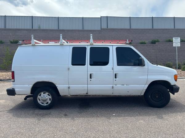 2005 ford e250 cargo van - $3,80063612121794049123