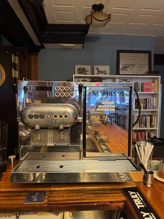 Professional NESPRESSO Aguila 220 Espresso Machine 1
