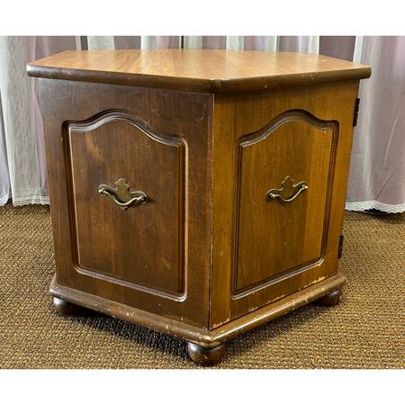 Vintage Ethan Allen Heirloom Maple Hexagonal Storage Side Table. Accent end tabl 1