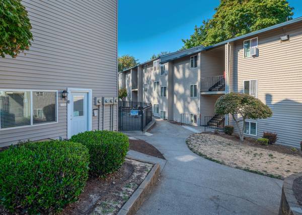 $1,450 / 2br - Charming 2B Apartment w Ceiling Fans, Onsite Laundry Centers - Tigard (Portland)63999315417730122