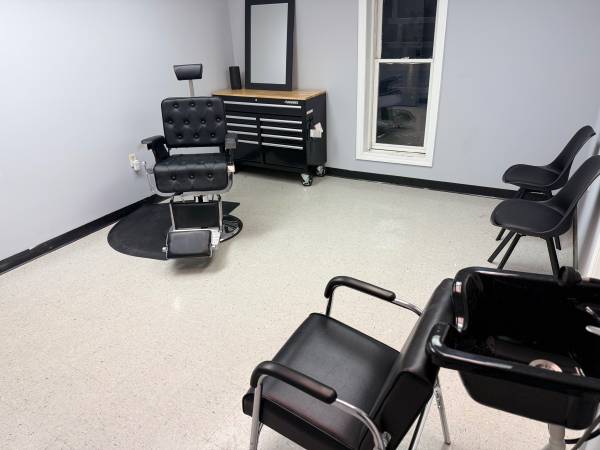 $100 / 400ft2 - BARBER STATION  $100 per WEEK63964262768770121