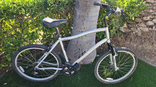 Mint Condition Marin Stinson Men’s Comfort Bike — Classic 21-Speed Hybrid 1