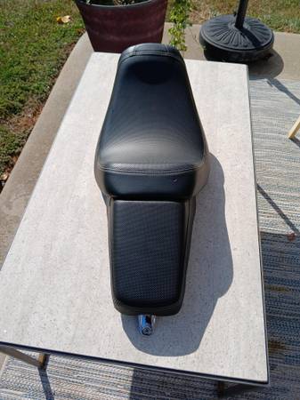 2016 H-D Fat Bob stock seat 1