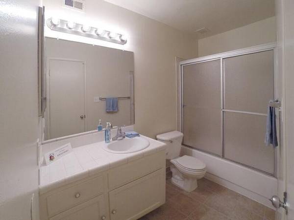 $1,595 / 2br - 888ft2 - Ceiling Fans, Courtyard, Central A/C & Heat63798508700929124