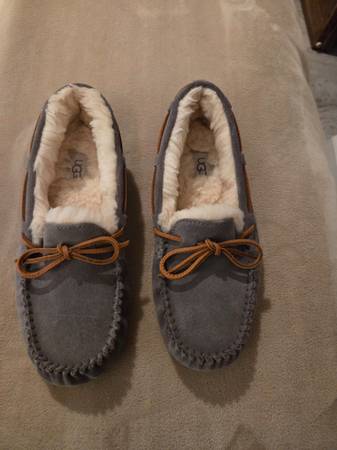 Woman's UGG Slippers size 8 1