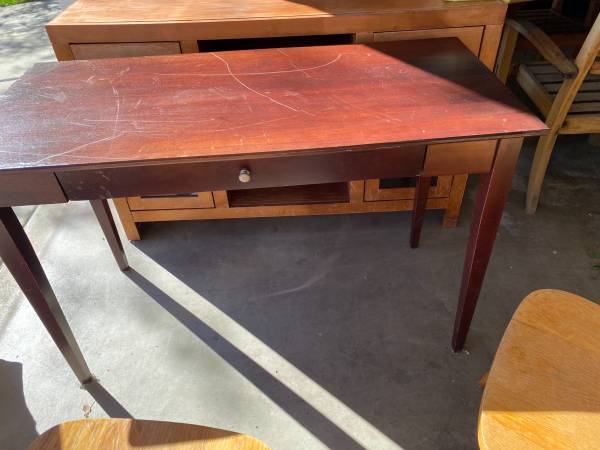 Small desk/table 1