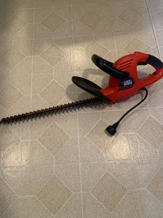 Black & Decker 20 inch electric hedge clipper/trimmer 1
