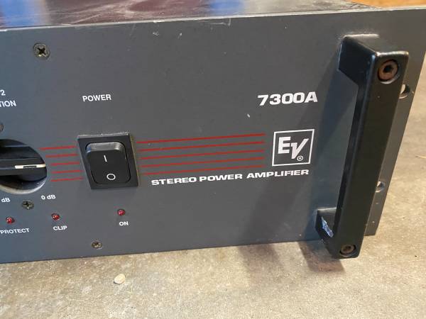 ElectroVoice EV7300 Stereo Power Amplifier 1