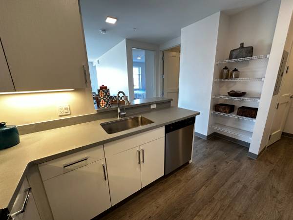 $2,513 / 2br - 914ft2 - Non-Smoking/ Pet Friendly + Free HW & WiFi--    Call NOW! (409 Elm St, Manchester, NH)63656294570753124