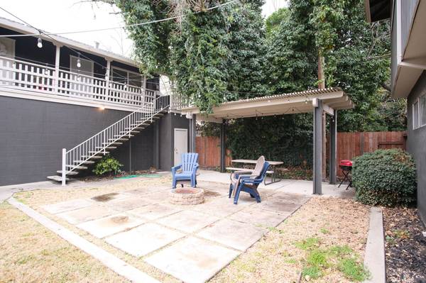 Beautiful Courtyard, Steps from the Graceada Park! Upstairs location!! 1