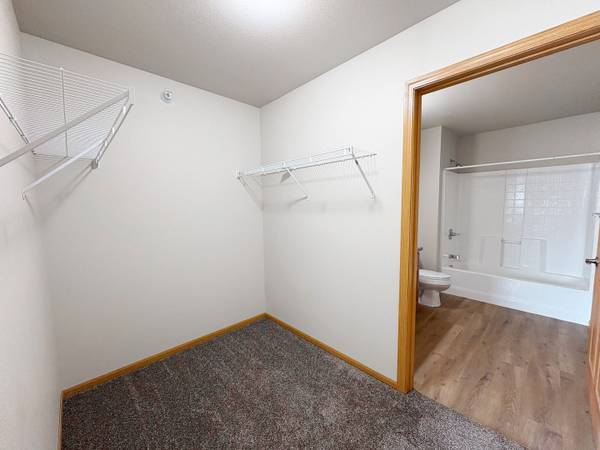 $1,145 / 2br - 1057ft2 - Garaje incluido, lavandería en unidad, aire acondicionado (3414 21st Ave NW, Minot, ND)63663379966083122