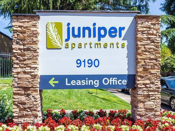 $2,050 / 2br - 910ft2 - Staycation Vibes: Year-Round Pool & Jacuzzi! (East Sacramento)63961205461251121