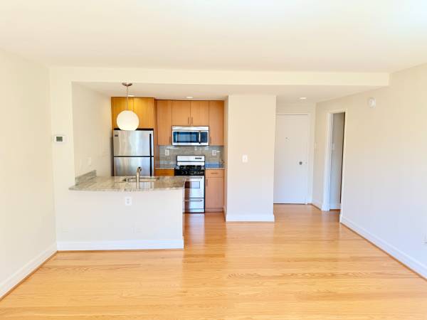 $2,500 / 460ft2 - 9th Floor Studio with Plenty of Natural Sunlight and Pool View! (Dupont Circle)63822294322947121