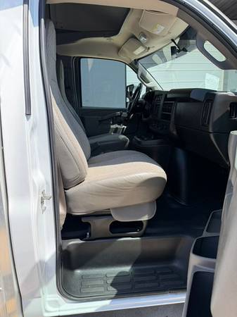 2022 GMC Savana Commercial Cutaway - Photo 10