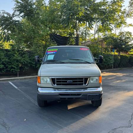 2006 Ford E350 Super Duty - Photo 2
