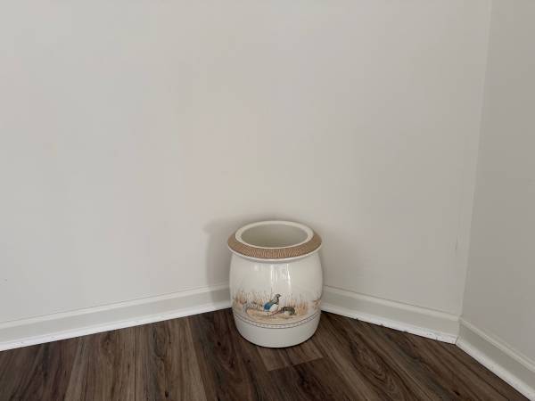 Ceramic white pot 1