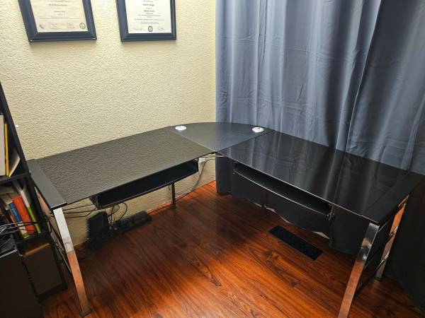 Corner/L-Shaped Computer Desk  - Realspace Mezza Collection– 60" x 60" 1