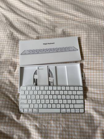 Apple Magic Keyboard 2 with box (Model A2450) 1