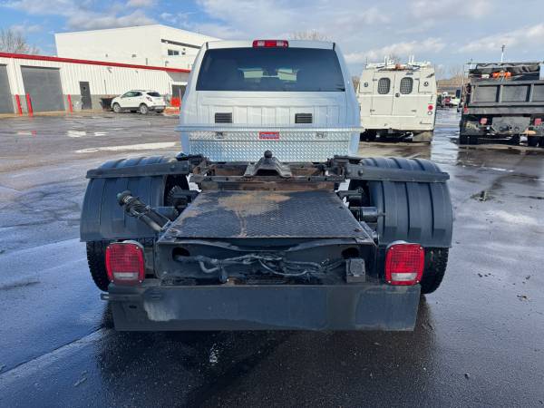 2017 RAM 3500 Cab & - Photo 4