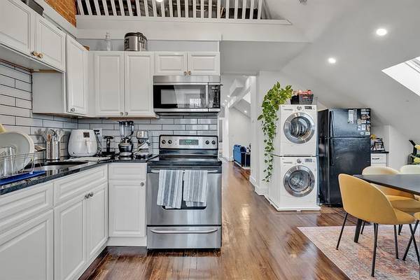 $1,600 / 1br - 750ft2 - Unique Condo (Boston)63690775711617124