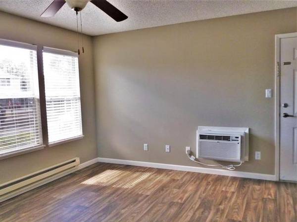 $999 / 1br - 460ft2 - Faux Wood Flooring*, Balcony access from Master Bedroom* (Colorado Springs, Colorado 80906)63658112204033124