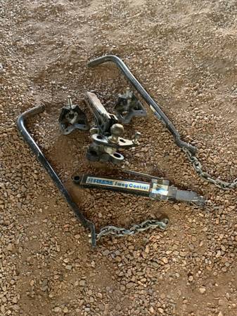 Load leveling trailering hitch 1