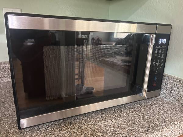 Practically New Hamilton Beach 1.1 cu. ft. Microwave (1000W) – Works Perfectly 1