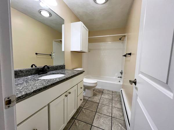$2,250 / 2br - 850ft2 - Newly Renovated 2/Bedroom in Quiet 55+ Community - Generous Utilities! (Cumberland)64002829803650123