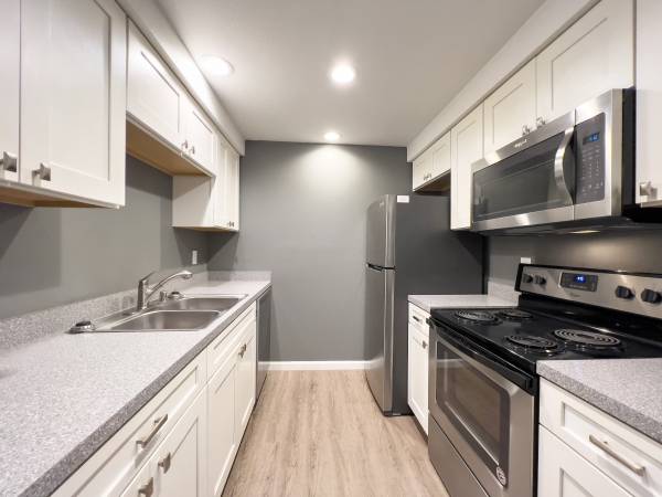 $1,525 / 1br - 656ft2 - GROUND FLOOR! Sun Room, Ceiling Fans, Fire Place, Cat Friendly! (Bellingham)63935322128002120