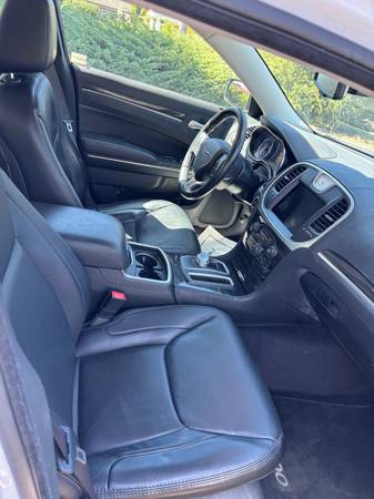 2017 Chrysler 300 – 75K millas – RWD – Blanco/Cuero Negro - $11,800 (santa cruz)63470230110083124