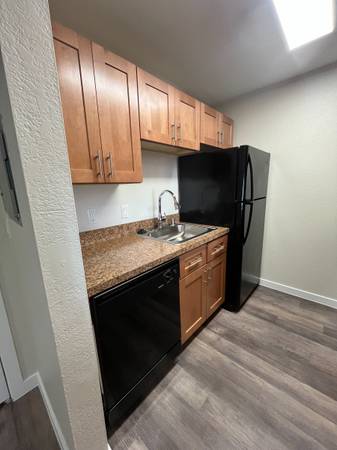 $1,686 / 1br - Best Pick of the Patch, Park 212 - In Unit W/D & Free Parking (Edmonds)63884886785027122