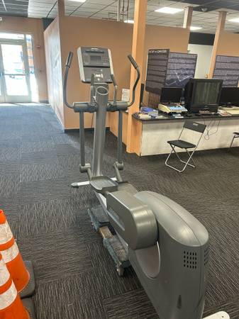 Lifefitness 95xi elíptica - $450 (Warwick, RI)63469936281345123