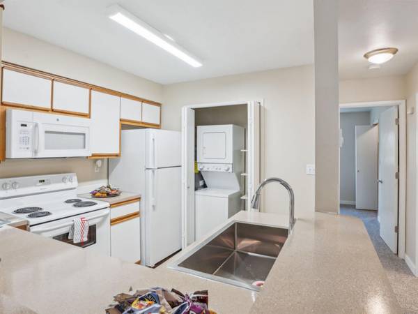 $1,865 / 2br - Upgraded Two Bed| Professional On Site Management + Reserved Parking (Beaverton)63820795707393123