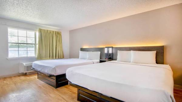 Cheap Weekly Rentals 😴 Free Premium Cable Book Tonight 1