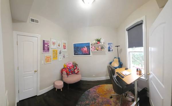 $1,950 / 3br - Tons of space! Affordable Price! Free Parking! (Belmont Cragin/Hermosa)63898858671747124