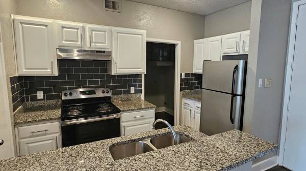 Close to Airport, Controlled Access/Gated, Large Closet 1