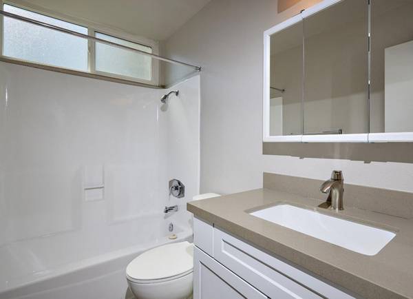 $2,200 / 1br - Luxury with Tons of Light! Pets OK - Short Drive to Dining, Shops (Oceanside)63657173595905122